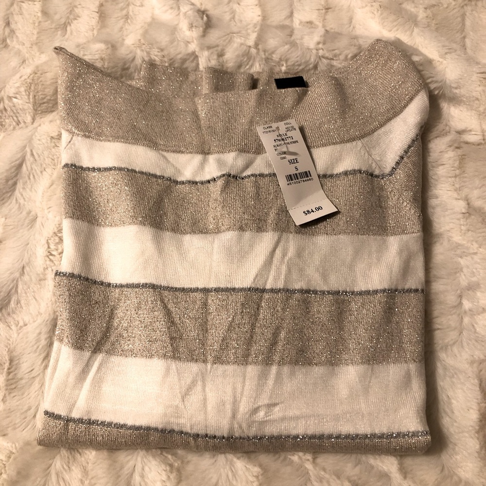 White House Black M top✨